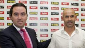 <b>PROYECTO. </b>Raúl Martín y Paco se dan la mano en Vallecas.