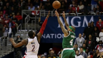 Isaiah Thomas lanza ante John Wall.