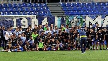 Jugadiores y t&eacute;cnicos del M&aacute;laga tras asegurar la permanencia en Segunda.