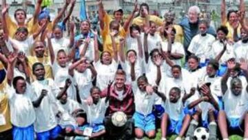 <b>BECKHAM SUPERSTAR. </b>El jugador inglés, que participará en la ceremonia del sorteo, jugó al fútbol con niños surafricanos.