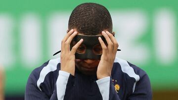 Mbappé se prueba con la máscara con el juvenil del Paderborn