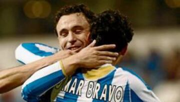 <b>PROTAGONISTA. </b>Sergio y Antonio Tomás felicitan a Omar Bravo después del primer gol oficial del mexicano con el Deportivo.
