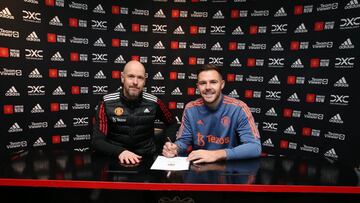 Jack Butland posa junto a Erik ten Hag como nuevo jugador del Manchester United.