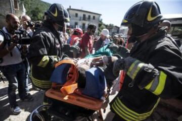 ITA48 FONTE DEL CAMPO (ITALIA), 24/08/2016.-Miembros de los servicios de emergencia ayudan a uno de los supervivientes del terremoto en la localidad de Fonte del Campo, cerca de Accumoli en el centro de Italia, hoy, 24 de agosto de 2016. Al menos 62 personas han muerto y decenas siguen aún desaparecidas tras el terremoto de 6 grados en la escala Ritcher ocurrido hoy en el centro de Italia, según los datos recogidos por los medios de comunicación italianos que se encuentran en los lugares afectados. EFE/Angelo Carconi