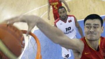 <b>IMPARABLE.</b> El pivot de Houston Rockets, Yao Ming, fue el protagonista del equipo Chino al anotar 30 puntos, con un impresionante diez de once en tiros de dos, en la victoria frente a Angola.