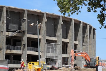 Con la tercera grada demolida casi en su totalidad, las obras de remodelaci車n del Camp Nou avanzan hasta el momento seg迆n los plazos establecidos.