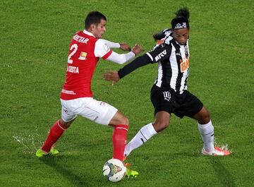 En abril de 2014, cuando Ronaldinho jugaba para Atlético Mineiro de su país, visitó la capital de la República para enfrentar a Santa Fe por Copa Libertadores. En la foto disputa un balón frente a José Julián de la Cuesta. 
