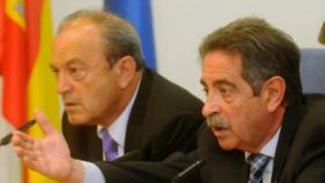 <b>CLARO. </b>Revilla, flanqueado por los consejeros de Economía y de Deportes, Agudo y López Marcano.