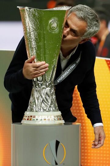 Jose Mourinho besa la Europa League conquistada con el Manchester United en 2017.
 