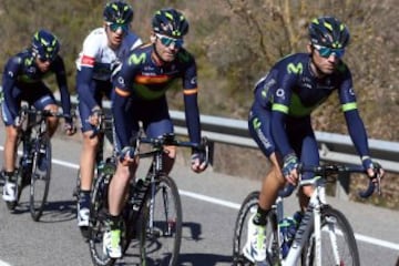 Los ciclistas españoles del Movistar, Alejandro Valverde, José Joaquín Rojas y el líder de los jóvenes, Marc Soler