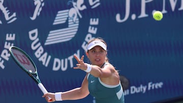 DUBAI (United Arab Emirates), 19/02/2025.- Paula Badosa of Spain in action during her third round match against Elena Rybakina of Kazakhstan at the Dubai Duty Free Tennis WTA Championships 2025 in Dubai, United Arab Emirates, 19 February 2025. (Tenis, Kazajstán, España, Emiratos Árabes Unidos) EFE/EPA/ALI HAIDER