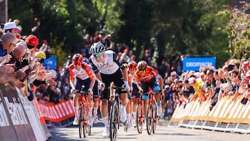 El ciclista esloveno Tadej Pogacar compite durante la Flecha Valona