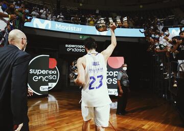 El domingo en el Santiago Martín de las emociones lideró junto con Alocén la remontada ante el Barça (83-88). Acabó con 24 puntos y 27 de valoración en 19:41 en pista y llegó a meter 16 en 8 minutos en plena ­reacción. Iguala en la cima a Navarro con tres distinciones individuales en este torneo. 