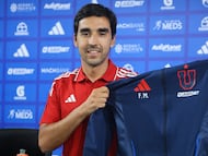 Futbol, Presentacion del entrenador Francisco Meneghini.
Francisco Meneghini es presentado como nuevo entrenador de Universidad de Chile, en el Centro Deportivo Azul, Santiago, Chile.
30/12/2025
Jonnathan Oyarzun/Photosport
Football, Presentation of the head coach Francisco Meneghini.
Francisco Meneghini is presented like the new head coach of Universidad de Chile, at held Centro Deportivo Azul.
Santiago, Chile.
30/12/2025
Jonnathan Oyarzun/Photosport