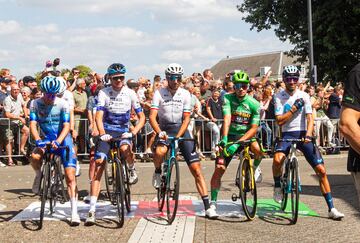 Yates, Froome, Nibali, Roglic y Valverde antes del comienzo de la etapa