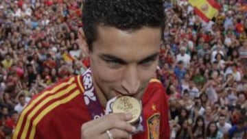 El campeón de Eurocopa Jesús Navas recibe el cariño de su pueblo, Los Palacios, nada más llegar procedente de Kiev.