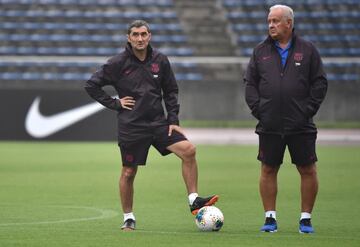 FC Barcelona's head coach Ernesto Valverde (L) attends a training session ahead of the Rakuten Cup football match with Chelsea, in Machida, suburban Tokyo on July 22, 2019. - Barcelona and Chelsea will play for the Rakuten Cup in Saitama on July 23