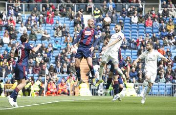 En el minuto 9 de partido Benzema remató de cabeza un balón después del córner ejecutado por Asensio. El esférico se fue por encima del larguero.