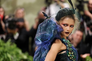 La actriz, Zendaya, posa en la alfombra de la gala MET con un vestido de Maison Margiela Artisanal de John Galliano.