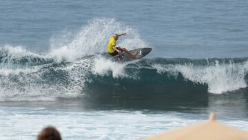Dani García surfeando en Las Américas.