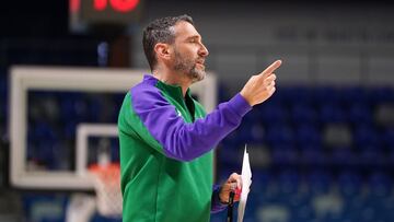 IbonNavarro da consignas en un entrenamiento.