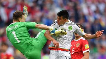 Cómo olvidar su gol ante Rusia en la pasada Copa Confederaciones. Pese a la brutal patada de Akinfeev, Lozano aguantó con todo.