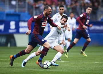 Iván Ramis ante Isco.