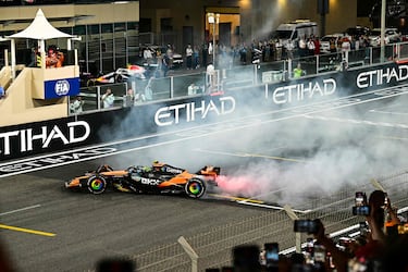 Lando Norris celebra en dando trompos su título mundial.