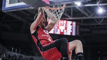 Dino Radoncic, ala-pívot del Casademont Zaragoza, hace un mate ante el Monbus Obradoiro.