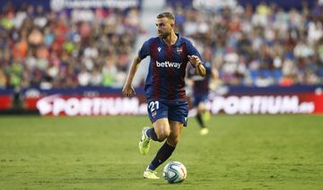Ha cumplido en el Levante (seis goles) pero en el Madrid no caben m¨¢s nueves. En su vuelta, tendr¨¢ que decidir qu¨¦ hace con su futuro. S¨®lo le queda un a?o m¨¢s de contrato.