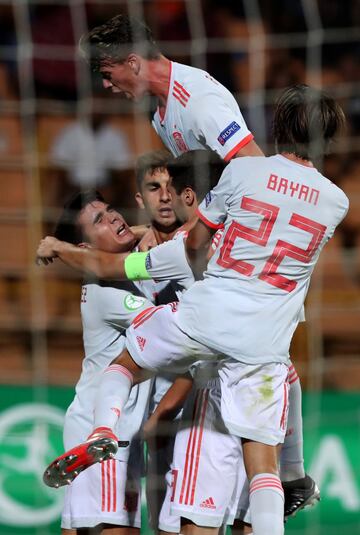 Los españoles celebran en 0-1, obra de Ferrán Torres.