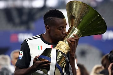 Blaise Matuidi besa el trofeo de campeón de la Serie A. 
