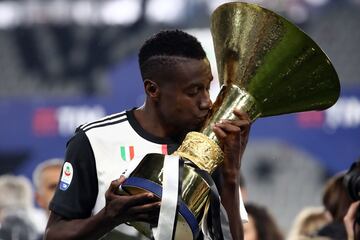 Blaise Matuidi besa el trofeo de campe¨®n de la Serie A.