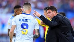 BUENOS AIRES, ARGENTINA - MAY 07: Sebastian Battaglia coach of Boca Juniors gives instructions to his player Dario Benedetto during a match between Tigre and Boca Juniors as part of Copa de la Liga 2022 at Jose Dellagiovanna on May 7, 2022 in Buenos Aires, Argentina. (Photo by Marcelo Endelli/Getty Images)