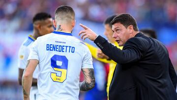 BUENOS AIRES, ARGENTINA - MAY 07: Sebastian Battaglia coach of Boca Juniors gives instructions to his player Dario Benedetto during a match between Tigre and Boca Juniors as part of Copa de la Liga 2022 at Jose Dellagiovanna on May 7, 2022 in Buenos Aires, Argentina. (Photo by Marcelo Endelli/Getty Images)