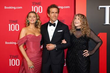 Blake Lively, Ryan Reynolds y Elaine Lively posan en la alfombra roja de la gala TIME100 celebrada en la ciudad de Nueva York.