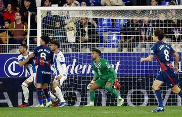 El portero del equipo fue fundamental para que el Huesca no sacara mejor premio ante el Espanyol. Hizo dos pardas espectaculares sobre la línea que mantuvo a su equipo a flote.