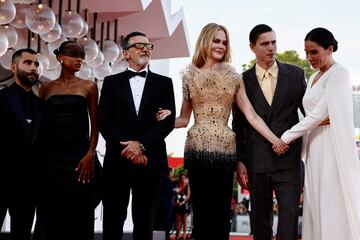 El prdcutor David Hinojosa, los actores Sophie Wilde, Antonio Banderas, Nicole Kidman, Harris Dickinson y la directora Halina Reijn durante el Festival Internacional de Cine de Venecia celebrado en el Lido de Venecia.