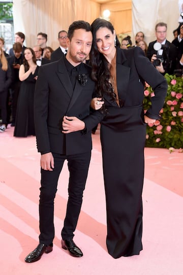 El diseñador de moda Anthony Vaccarello y la actriz Demi Moore.