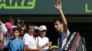 Novak Djokovic abandona la pista tras caer ante Benoit Paire en el Masters 1.000 de Miami 2018.