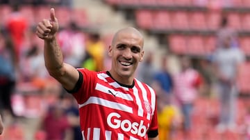 El futbolista del Girona FC Oriol Romeu (d) celebra con su compañero Viktor Tsyngankov su gol ante el Elche, durante su partido de la 29º jornada de LaLiga Santander este domingo en el Estadio Municipal Montilivi de Girona.