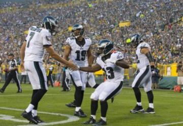 Partidazo de Sam Bradford y nueva lesi¨®n de un receptor de Green Bay, en esta ocasi¨®n fue Randall Cobb el que abandon¨® el campo antes de tiempo (sigan atentos a esta web para conocer el alcance de su lesi¨®n). El quarterback de Philly consigui¨® un perfecto y redondo 10 de 10 para 121 yardas y 3 touchdowns en poco m¨¢s de un cuarto. Su sustituto Mark Sanchez continu¨® el festival de las ?guilas y finaliz¨® con 13 de 19 para otras 150 yardas y otros dos touchdowns. Partidazo de los Philadelphia Eagles y preocupaci¨®n por la plaga de lesiones en Green Bay, Wisconsin.