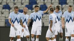 Vuckic es felicitado por sus compa&ntilde;eros de la selecci&oacute;n eslovena por su gol frente a Kosovo.