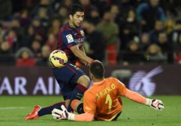 Luis Suárez con Sergio Asenjo.