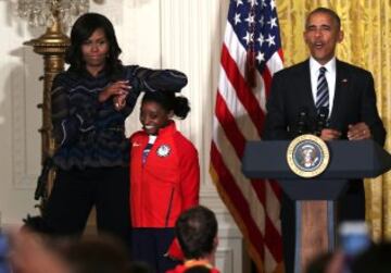 Michelle Obama junto a Simone Biles y Barack Obama en la recepción de los olímpicos y paralímpicos del equipo de estadosunidos en la Casa Blanca.