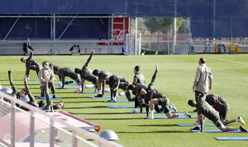 El "Profe" Ortega supervisa el entrenamiento físico del grupo. 