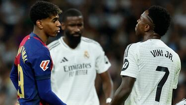Lamine Yamal habla con Vinicius, con Rüdiger al fondo, durante el último Clásico de Liga, disputado el pasado 26 de octubre en el Bernabéu.