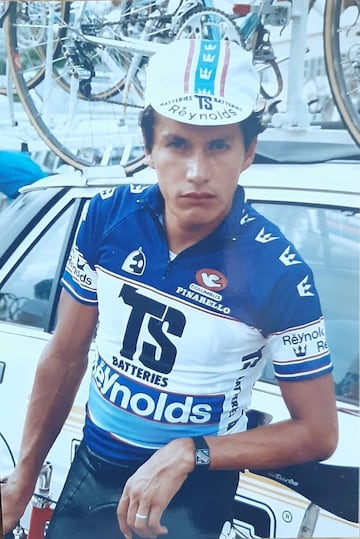 El colombiano Samuel Cabrera, que form parte del equipo Reynolds en las temporadas 1986 y 1987, falleci el 22 de marzo, a los 61 a?os, al recibir el impacto de un rayo mientras trabajaba recogiendo caf en su finca en Pasuncha, en el departamento de Cundinamarca. Samy Cabrera particip seis veces en el Tour (1983, 84, 86, 87, 88 y 89), cuatro en la Vuelta a Espa?a (1985, 86, 87 y 88) y una en el Giro de Italia (1989). Con el maillot del Reynolds fue undcimo en el Tour de 1986 y cuarto en la etapa que concluy en el Granon.