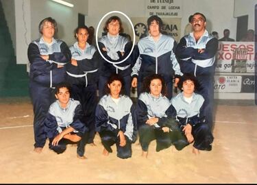 María Noelia García Leal (El Paso, 1972), actual alcaldesa de Los Llanos de Aridane, también destacó en el terrero. Los entendidos apuntan que principalmente luchaba por caderas y que dejó su sello particular. En esta foto grupal, García posa de pie justo en el medio, en el Campo de Lucha de Tarajalejo.