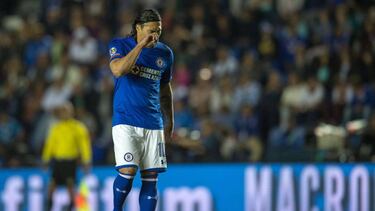 La temporada no ha sido nada de lo que 'Gullit' Peña esperaba con Cruz Azul. No sólo su rendimiento ha quedado debajo de la expectativa, sino que diversos reportes lo han relacionado con problemas alcoholicos, razón principal por la que dejaría 'La Máquina'.
